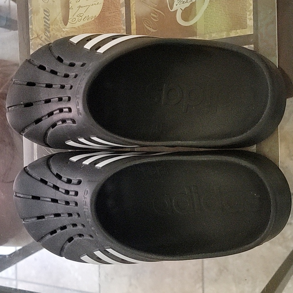 Women comfortable barely worn Adidas original slides